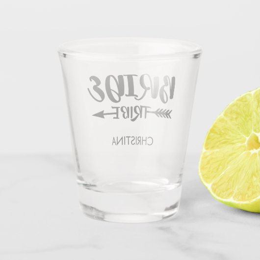 Bride tribe gift Aangepast bridesmaïde naam Shot Glas (Achterkant)