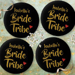 Bride Tribe Gold Script Red Heart Ronde Button 5,7 Cm<br><div class="desc">Fun trendy personalized vrijgezellenfeest badges. Een perfecte kleine extra voor jou en je bruidtribteam om te draag terwijl je je gedenkwaardige gebeurtenis viert! Ontworpen door: Thisnotme©</div>