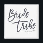 Bride Tribe Modern en Eenvoudig handgeschreven Magneet<br><div class="desc">Bestaat uit serif en playful cursieve manuscripttypografie. Allemaal tegen een achtergrond van witte achtergrond. Dit ontwerp is eenvoudig,  modern en leuk! Dit is ontworpen door White Paper Birch Co.,  exclusief voor Zazzle. Hier te vinden op: http://www.zazzle.com/store/whitepaperbirch</div>