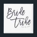 Bride Tribe Modern en Eenvoudig handgeschreven Magneet<br><div class="desc">Bestaat uit serif en playful cursieve manuscripttypografie. Allemaal tegen een achtergrond van witte achtergrond. Dit ontwerp is eenvoudig,  modern en leuk! Dit is ontworpen door White Paper Birch Co.,  exclusief voor Zazzle. Hier te vinden op: http://www.zazzle.com/store/whitepaperbirch</div>