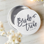 Bride Tribe Modern en Eenvoudig handgeschreven Ronde Button 3,2 Cm<br><div class="desc">Bestaat uit serif en playful cursieve manuscripttypografie. Allemaal tegen een achtergrond van witte achtergrond. Dit ontwerp is eenvoudig,  modern en leuk! Dit is ontworpen door White Paper Birch Co.,  exclusief voor Zazzle. Hier te vinden op: http://www.zazzle.com/store/whitepaperbirch</div>