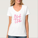Bride Tribe Pink Script T-shirt<br><div class="desc">Zegt "bruidstribe"met een trendy borstelmanuscript in heet roze</div>