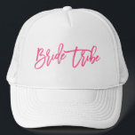 Bride Tribe Pink Script Trucker Pet<br><div class="desc">Zegt "bruidstribe"met een trendy borstelmanuscript in heet roze</div>