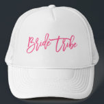 Bride Tribe Pink Script Trucker Pet<br><div class="desc">Zegt "bruidstribe"met een trendy borstelmanuscript in heet roze</div>