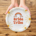Bride Tribe Retro Groovy Daisy 70s Bachelorette Papieren Bordje<br><div class="desc">Veel plezier op het bacheloretfeestje met deze coole papieren borden,  met retro regenboog,  madeliefje,  lettertype en aangepaste tekst van uw keuze. Voeg eenvoudig je eigen gegevens toe door op deze sjabloon te klikken op 'personaliseren'.</div>