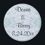 Bride Wedding bord blauw Magneet<br><div class="desc">Een prachtige reeks producten met verschillende stijlen van kant, borduurwerk, satijn, zijde, kralen, neushoorns en juwelen, gemaakt van afbeeldingen huwelijksjurken. Sommigen hebben een duidelijk verschijning terwijl anderen moderner zijn in ontwerp. Er is de delicate blik van kant, plechtige gebieden op satin en zijde, fijne borduurkunst van bloemen en patronen. Unieke...</div>