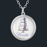 Bride Wedding Cake Vrijgezellenfeest Gift Ketting<br><div class="desc">Ketting heeft een originele markeringsillustratie van een gelaagde trouwcake met roze en paarse kikkerbloemen,  en BRIDE in een  paars lettertype. Een perfect cadeau voor de bruid!</div>