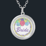 Bride Wedding Cake Vrijgezellenfeest Gift Ketting<br><div class="desc">Ketting heeft een originele markeerafbeelding van een trouwcake getopt met vorstbloemen,  en BRIDE in een leuk paars lettertype. Een perfect cadeau voor de bruid!</div>