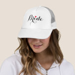 Bride Wedding Vrijgezellenfeest Bachelorette Party Trucker Pet<br><div class="desc">Mooie,  elegante zwarte tekst op wit typografische script,  rood hart,  stijlvol,  cool,  vrachtwagenmaasje pet,  voor de bruid voor vrijgezellenfeest,  bachelorette party,  bruiloft.</div>