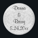 Bride Wedding White Magneet<br><div class="desc">Een prachtige reeks producten met verschillende stijlen van kant, borduurwerk, satijn, zijde, kralen, neushoorns en juwelen, gemaakt van afbeeldingen huwelijksjurken. Sommigen hebben een duidelijk verschijning terwijl anderen moderner zijn in ontwerp. Er is de delicate blik van kant, plechtige gebieden op satin en zijde, fijne borduurkunst van bloemen en patronen. Unieke...</div>