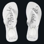 BRIDE White Princess Wedding Dress Gown Teenslippe Teenslippers<br><div class="desc">Teenslippers hebben een originele markeringsillustratie van een witte trouwjurk, met BRIDE in een leuk lettertype. Geweldig cadeautje voor de bruid! Eenvoudig personaliseer met de datum van uw gebeurtenis. Coördinerende design beschikbaar voor andere leden van de bruidspartij. De ontwerper is beschikbaar aan creëer en uploadt douaneontwerpen om de kleuren en de...</div>