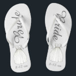 BRIDE White Princess Wedding Dress Gown Teenslippe Teenslippers<br><div class="desc">Teenslippers hebben een originele markeringsillustratie van een witte trouwjurk, met BRIDE in een leuk lettertype. Geweldig cadeautje voor de bruid! Eenvoudig personaliseer met de datum van uw gebeurtenis. Coördinerende design beschikbaar voor andere leden van de bruidspartij. De ontwerper is beschikbaar aan creëer en uploadt douaneontwerpen om de kleuren en de...</div>