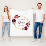 Bride witte florale goud geometrische trouwnaam fleece deken<br><div class="desc">Een trendy Bohemian boho stijl voor een vrijgezellenfeest of bruiloft. Verkleurd met waterkleurige rozen in de Bourgogne en roze. Elegant witte achtergrond. Een vals goud geometrisch lijst. Met de tekst: Vrijgezellenfeest dat met een handgeschreven stijlmanuscript wordt geschreven. Sjabloon voor de Bride om zijn naam en een datum te zijn. Burgundy...</div>