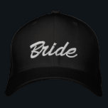 Bride zwarte witte, aangepaste script elegant brui geborduurde pet<br><div class="desc">Bride zwart-wit aangepast script elegant chic bruiloft Embroided Baseball Pet.  witte tekst,  zwarte achtergrond. Beschikbaar in veel kleuren en stijlopties.</div>