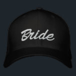 Bride zwarte witte, aangepaste script elegant brui geborduurde pet<br><div class="desc">Bride zwart-wit aangepast script elegant chic bruiloft Embroided Baseball Pet.  witte tekst,  zwarte achtergrond. Beschikbaar in veel kleuren en stijlopties.</div>
