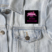 Brides Entourage Square Pin (BLACK & PINK) Vierkante Button 5,1 Cm (In situ)
