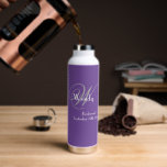 Bridesmaid Bedankt Chic Monogram voor cadeautje Co Waterfles<br><div class="desc">Wedding Party geeft Bridesmaid dank je wel Chic Monogram en Bridesmaid naam Cool Paars Water Bottle. Voeg die extra speciale aanraking met een Dank u monogrammed gift speciaal voor uw Bridesmaid toe. Klik personaliseren deze sjabloon om het met uw eigen het monogram van Bridesmaids familienaam initiaal, uw Voornaam Bridesmaids en...</div>