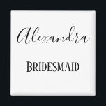 Bridesmaid Black en White cursive Magneet<br><div class="desc">Gift uw bruidsmeisje met een op maat gesneden koel magneet. Haar naam wordt weergegeven in zwart cursief lettertype met "Bridesmaid" onder in druk. Zo mooi,  pas vandaag aan uw wensen!</div>