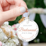 Bridesmaid Coral & Silver Lace White Wedding Gift Sleutelhanger<br><div class="desc">Deze sleutelhangers zijn ontworpen om bruidsmeisjes in je bruiloft te bevoordelen. Ze zijn voorzien van een eenvoudig maar elegant ontwerp met een witte achtergrond, terracotta of koraal oranje en grijze tekst, en een zilveren faux folie florale kant rand. Er is ruimte voor haar naam, de namen van het paar en...</div>