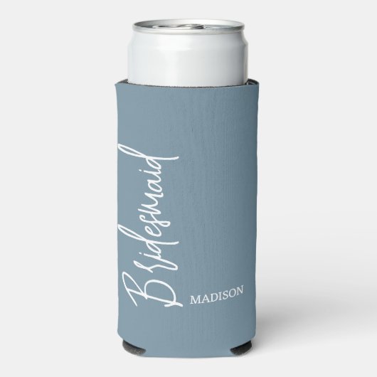 Bridesmaid Dusty Blue Script Specialized Weddensch Seltzer Blikjeskoeler (Seltzer Achterkant)