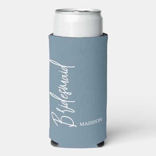Bridesmaid Dusty Blue Script Specialized Weddensch Seltzer Blikjeskoeler (Seltzer Voorkant)
