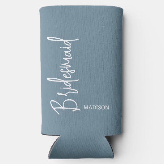 Bridesmaid Dusty Blue Script Specialized Weddensch Seltzer Blikjeskoeler (Achterkant)
