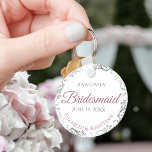 Bridesmaid Elegant Wedding Gift Dusty Roos Sleutelhanger<br><div class="desc">Deze sleutelhangers zijn ontworpen om bruidsmeisjes in je bruiloft te bevoordelen. Ze hebben een eenvoudig, maar elegant ontwerp met een witte achtergrond, een stoffige roos of een roze en grijze roze tekst, en een zilveren faux foliegrens. De perfecte manier om je bruidsmeisjes te bedanken dat ze deel uitmaken van je...</div>