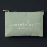 Bridesmaid Modern Minimal Script Wijze Etui<br><div class="desc">Deze bruidsmeisje accessoiretas is voorzien van een handgeschreven witte script typografie met moerassen op een salie groene achtergrond. Cadeau uw bruidsmeisjes met een toilettas voor hun make-up en kleine items die traditioneel worden gepresenteerd tijdens het repetitiediner,  voor gebruik in de vroege morgen voor de bruiloft.</div>