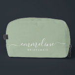 Bridesmaid Modern Minimal Script Wijze Toilettasje<br><div class="desc">Deze bruidsmeisje accessoiretas is voorzien van een handgeschreven witte script typografie met moerassen op een salie groene achtergrond. Cadeau uw bruidsmeisjes met een toilettas voor hun make-up en kleine items die traditioneel worden gepresenteerd tijdens het repetitiediner,  voor gebruik in de vroege morgen voor de bruiloft.</div>