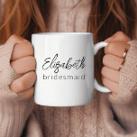 Bridesmaid Modern Minimalist Script Bachelorette Koffiemok<br><div class="desc">Verras uw bruidsmeisjes met onze "Bruidsmeisje Modern Minimalistisch Script" Bachelorette Coffee Cup Gift, een chique en praktische blijk van waardering. Deze koffiekop combineert feilloos hedendaagse esthetiek met minimalistische charme, waardoor het de perfecte aandenken is voor uw bruidsfeestje. Vervaardigd met zorg, toont het woord "bruidsmeisje" in een elegant script lettertype dat...</div>