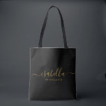 Bridesmaid | Modern minimalistisch script Bachelor Tote Bag<br><div class="desc">Deze bruidsmeisje accessoiretas is voorzien van een handgeschreven gouden script typografie met moerassen op een zwarte achtergrond. Cadeau uw bruidsmeisjes met een canvas tas voor kleine items die traditioneel worden gepresenteerd tijdens het repetitiediner,  voor gebruik in de vroege morgen voor de bruiloft.</div>