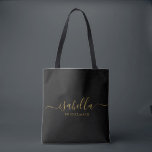 Bridesmaid | Modern minimalistisch script Bachelor Tote Bag<br><div class="desc">Deze bruidsmeisje accessoiretas is voorzien van een handgeschreven gouden script typografie met moerassen op een zwarte achtergrond. Cadeau uw bruidsmeisjes met een canvas tas voor kleine items die traditioneel worden gepresenteerd tijdens het repetitiediner,  voor gebruik in de vroege morgen voor de bruiloft.</div>
