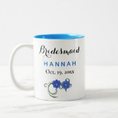 Bridesmaid Modern Typography Blue Flowers Wedding Tweekleurige Koffiemok (Links)