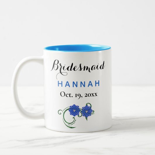 Bridesmaid Modern Typography Blue Flowers Wedding Tweekleurige Koffiemok (Links)