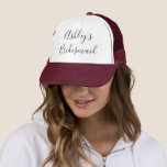 Bridesmaid Name Calligraphy Typography Wedding Trucker Pet<br><div class="desc">Dit mooie, gepersonaliseerde pet is perfect voor alle bruidsmeisjes op het feest! Vervang de placeholder naam met de naam van de bruid. "Ashley's Bridesmaid" (of de naam van een bruid) is in handgeschreven stijl kalligrafie. Kies een kleur van het pet om uw trouwkleuren aan te passen. Maakt een geweldig cadeau...</div>