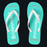 Bridesmaid NAME Turquoise Blue Teenslippers<br><div class="desc">Heldere turquoise achtergrond met bruidsmeisje geschreven in witte tekst. Naam en datum van bruiloft is  koraal. Personaliseer elk van je bruidsmeisjes namen in gebogen hoofdletters.  strandbestemming teenslippers als onderdeel van de huwelijksfeestgunsten. Originele design van TamiraZDesigns.</div>