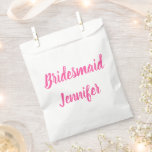 Bridesmaid Pink Custom Name Weddenschap Bacheloret Bedankzakje<br><div class="desc">Prachtige kalligrafie,  roze Bridesmaid-papier bevoordeelt zakken. Ideaal voor huwelijksgunsten. Bride squad.</div>