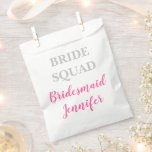 Bridesmaid Pink Custom Name Weddenschap Bacheloret Bedankzakje<br><div class="desc">Prachtige kalligrafie,  roze Bridesmaid-papier bevoordeelt zakken. Ideaal voor huwelijksgunsten. Bride squad.</div>