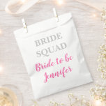 Bridesmaid Pink Custom Name Weddenschap Bacheloret Bedankzakje<br><div class="desc">Prachtige kalligrafie,  roze Bridesmaid-papier bevoordeelt zakken. Ideaal voor huwelijksgunsten. Bride squad.</div>