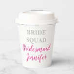 Bridesmaid Pink Custom Name Weddenschap Bacheloret Papieren Bekers<br><div class="desc">Mooie kalligrafie,  roze bridesmaïde papierbekertjes. Ideaal voor huwelijkspapieren bekertjes. Bride squad.</div>