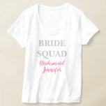 Bridesmaid Pink Custom Name Weddenschap Bacheloret T-shirt<br><div class="desc">Mooie kalligrafie,  roze bridesmaïde T-shirt. Perfect voor het papieren t-shirt van het huwelijk. Bride squad.</div>