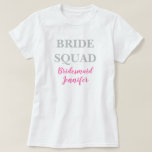 Bridesmaid Pink Custom Name Weddenschap Bacheloret T-shirt<br><div class="desc">Mooie kalligrafie, roze bridesmaïde T-shirt. Perfect voor het papieren t-shirt van het huwelijk. Bride squad.</div>
