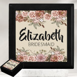 Bridesmaid proposal Gift Gepersonaliseerd Vrijgeze Cadeaudoosje<br><div class="desc">Heb je een unieke cadeau van een bruidparty nodig? Geef je bruidsmeisjes geen gepersonaliseerde houten juwelendoos! Dit cadeau is perfect voor elke bruid die haar waardering wil shows voor alles wat ze doet voor haar grote dag. Het bloemetjesontwerp op deze doos is perfect voor elk trouwkleurenpalet, en de personalisatie maakt...</div>