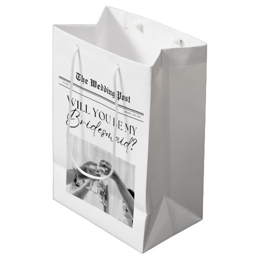 Bridesmaid Proposal Newspaper Medium Cadeauzakje (Voorkant Gekanteld)