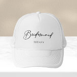 Bridesmaid Specialized Chic Minimalist Weddenschap Trucker Pet<br><div class="desc">Dit chic,  eenvoudig bridesmaid pet kenmerkt jouw naam onder elegante zwarte typografie. Pas deze elegante,  moderne petten van het bruidsfeest aan voor uw bruiloft of bachelorette feest.</div>