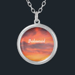 Bridesmaid Sunset Sky Oranje Abstract Gift Favor Zilver Vergulden Ketting<br><div class="desc">Gedrukt met abstracte kunst van de zonnehemel met sjabloon voor "Bridesmaid"! Dit is een mooi cadeau of feestje voor bruidsmeisjes. U kunt de tekst desgewenst wijzigen,  als u dit aan iemand anders dan bruidsmeisje wilt geven,  zoals een bloemmeisje,  een bruidsmoeder,  enzovoort.</div>