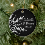 Bridesmaid van Black and White Snowflake Keramisch Ornament<br><div class="desc">Show uw dankbaarheid en waardering en zeg bedankt aan uw bruidsmeisjes en bruiloftsbegeleiders voor het deel uitmaken van uw speciale dag met de feestelijke Black and White Thank You Bridesmaid Round Ornament. Verander de tekst naar creëer a Thank You Ornament voor uw Maid of Honor, Bloemenmeisje of Groomsmen, indien gewenst....</div>
