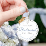 Bridesmaid Weddenschap Gift Light Blue & Grey Lacy Sleutelhanger<br><div class="desc">Deze sleutelhangers zijn ontworpen om bruidsmeisjes in je bruiloft te bevoordelen. Ze zijn ontworpen om te coördineren met onze Blue & Grey Elegant Wedding Suite en zijn voorzien van een eenvoudig, maar elegant ontwerp met een witte achtergrond, lichtblauw & grijze tekst en een zilveren faux foliale rand. De perfecte manier...</div>