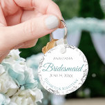 Bridesmaid Wedding Gift Blauwgroen & Grey Lacy Sleutelhanger<br><div class="desc">Deze sleutelhangers zijn ontworpen om bruidsmeisjes in je bruiloft te bevoordelen. Ze zijn ontworpen om te coördineren met onze Blauwgroen en grijze Elegant Wedding Suite. Ze zijn voorzien van een eenvoudig maar elegant ontwerp met een witte achtergrond, blauwgroen of turquoise & Grey tekst en een zilveren faux folie floral border....</div>