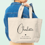 Bridesmaid Wedding Simple Modern Script Name Grote Tote Bag<br><div class="desc">Bridesmaid Wedding Simple Modern Calligraphy Script Personalized Name Canvas tassen kenmerkt de naam van uw bruidsmeisje in een elegant zwart calligrafiescript dat met een eenvoudig liefdeshart met de toevoeging van uw douanetekst zoals de datum en bridemaid wordt geaccentueerd. De tekst en de hartkleuren kunnen in de redacteur worden aangepast om...</div>